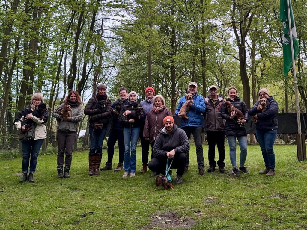 Herlichen Glückwunsch allen Teckelführern, die am 07.07.2024 die Prüfung BHP 1-3 der Gruppe Recklinghausen bestanden haben.